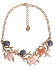 Collana girocollo a catena con design a ramo di corallo ed inserto in acrilico a stella marina tono rosa blu