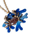 Collana lunga a catena con pendente a granchio in acrilico tono blu