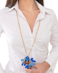 Collana lunga a catena con pendente a granchio in acrilico tono blu