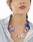 Collana girocollo a catena con inserto stelle marine in acrilico tono blu - Mya Accessories