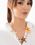 Collana girocollo a catena con inserto stelle marine in acrilico tono marrone - Mya Accessories