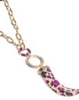 Collana lunga a catena con pendente corno in resina maculata tono fucsia - Mya Accessories