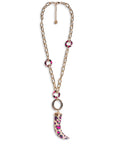 Collana lunga a catena con pendente corno in resina maculata tono fucsia - Mya Accessories