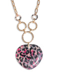 Collana lunga a catena con pendente a cuore in acrilico maculato tono fucsia - Mya Accessories