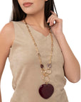 Collana lunga a catena con pendente a cuore in acrilico tono bordeaux - Mya Accessories