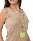 Collana lunga a catena con pendente a cuore in acrilico tono verde - Mya Accessories