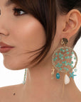 Orecchini pendenti a cerchio con design a rete di micro cristalli turchesi e charms