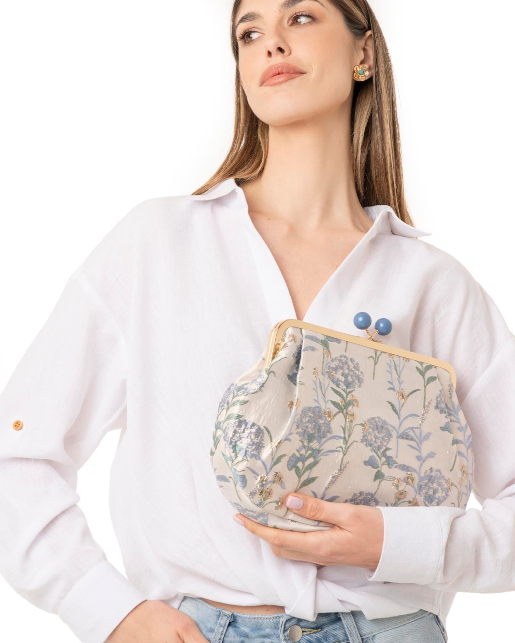 Borsa clutch clic clac con fondo beige e texture a fiori azzurri - Mya Accessories