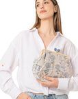 Borsa clutch clic clac con fondo beige e texture a fiori azzurri - Mya Accessories