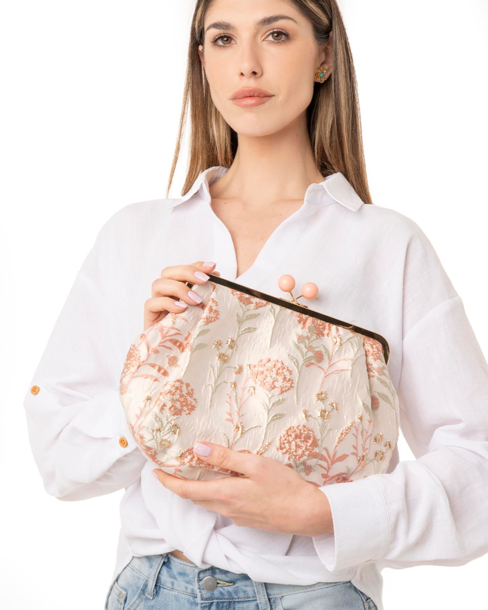 Borsa clutch clic clac con fondo beige e texture a fiori rosa - Mya Accessories