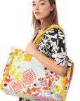Borsa mare in cotone con stampa astratta a fiori gialla e celeste - Mya Accessories