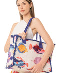 Borsa mare in cotone con fondo bianco e stampa a pesciolini multicolore - Mya Accessories