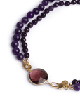 Collana girocollo con doppio filo di pietre dure viola, pendente circolare in vetro - Mya Accessories