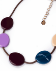 Collana girocollo con laccio bronzato con inserti circolari in acrilico multicolore - Mya Accessories
