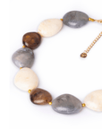 Collana girocollo con pietre schiacciate in acrilico tono grigio - Mya Accessories