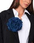 Spilla a forma di fiore in tessuto blu - Mya Accessories
