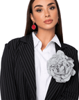 Spilla a forma di fiore in tessuto grigio - Mya Accessories