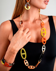Collana lunga in metallo con inserti in acrilico arancio e gialli