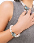 Bracciale elastico in acrilico con sfere perlate e goccia turchese - Mya Accessories