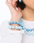 Bracciale elastico a due fili con sfere lucide in acrilico multi blu - Mya Accessories