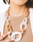 Collana girocollo a catena con inserti in acrilico ovali tono beige - Mya Accessories