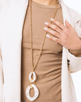 Collana lunga a catena con pendente ovale in acrilico bianco