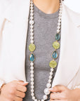 Collana lunga con perle in acrilico ed inserti tono verde e blu - Mya Accessories
