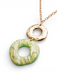 Collana girocollo a catena con doppio pendente in metallo ed acrilico circolare verde - Mya Accessories