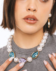 Collana girocollo con perle in acrilico ed inserti in resina a goccia viola e blu - Mya Accessories
