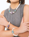 Collana girocollo con perle in acrilico ed inserti in resina a goccia viola e blu - Mya Accessories