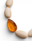 Collana girocollo con pietre in resina beige con goccia arancio - Mya Accessories