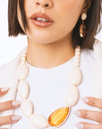 Collana girocollo con pietre in resina beige con goccia arancio - Mya Accessories