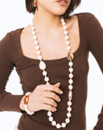 Collana lunga con pietre in resina beige ed inserti a goccia arancio