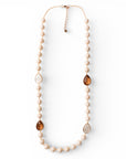 Collana lunga con pietre in resina beige ed inserti a goccia arancio