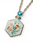 Collana lunga a catena con pendente a medaglione esagonale in resina celeste design floreale - Mya Accessories
