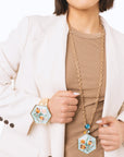 Collana lunga a catena con pendente a medaglione esagonale in resina celeste design floreale - Mya Accessories
