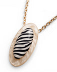 Collana girocollo a catena con pendente ovale in acrilico design zebrato - Mya Accessories
