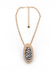 Collana girocollo a catena con pendente ovale in acrilico design zebrato - Mya Accessories
