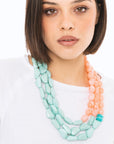 Collana girocollo a tre fili con pietre in acrilico verde acqua e rosa - Mya Accessories