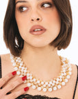 Collana girocollo con sfere in acrilico intrecciate beige - Mya Accessories