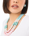 Collana girocollo a tre fili con sfere in acrilico tono verde e rosa - Mya Accessories