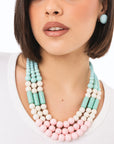 Collana girocollo a tre fili con sfere in acrilico tono verde e rosa - Mya Accessories