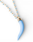 Collana lunga a catena con pendente corno in resina e vetro celeste - Mya Accessories