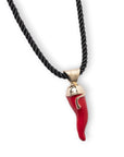 Collana in corda nera con corno pendente in acrilico rosso - Mya Accessories