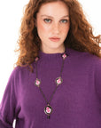 Collana lunga con pietre in vetro e medagliette con cuore sacro fucsia - Mya Accessories