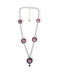 Collana lunga con pietre in vetro e medagliette con cuore sacro fucsia - Mya Accessories