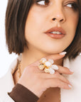 Anello elastico in metallo con fiore in acrilico bianco - Mya Accessories