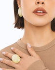 Anello elastico in metallo con pietra ovale in acrilico marmorizzata verde - Mya Accessories