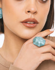 Anello elastico in metallo con pietra esagonale in acrilico marmorizzata blu - Mya Accessories