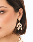 Orecchini pendenti in metallo con design a ramo di corallo - Mya Accessories